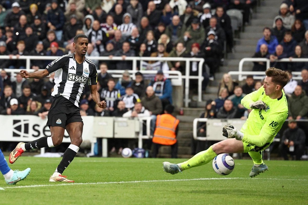 Isak has missed the defeat at Arsenal with a groin problem. EFE
