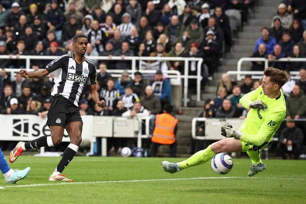 Isak has missed the defeat at Arsenal with a groin problem. EFE