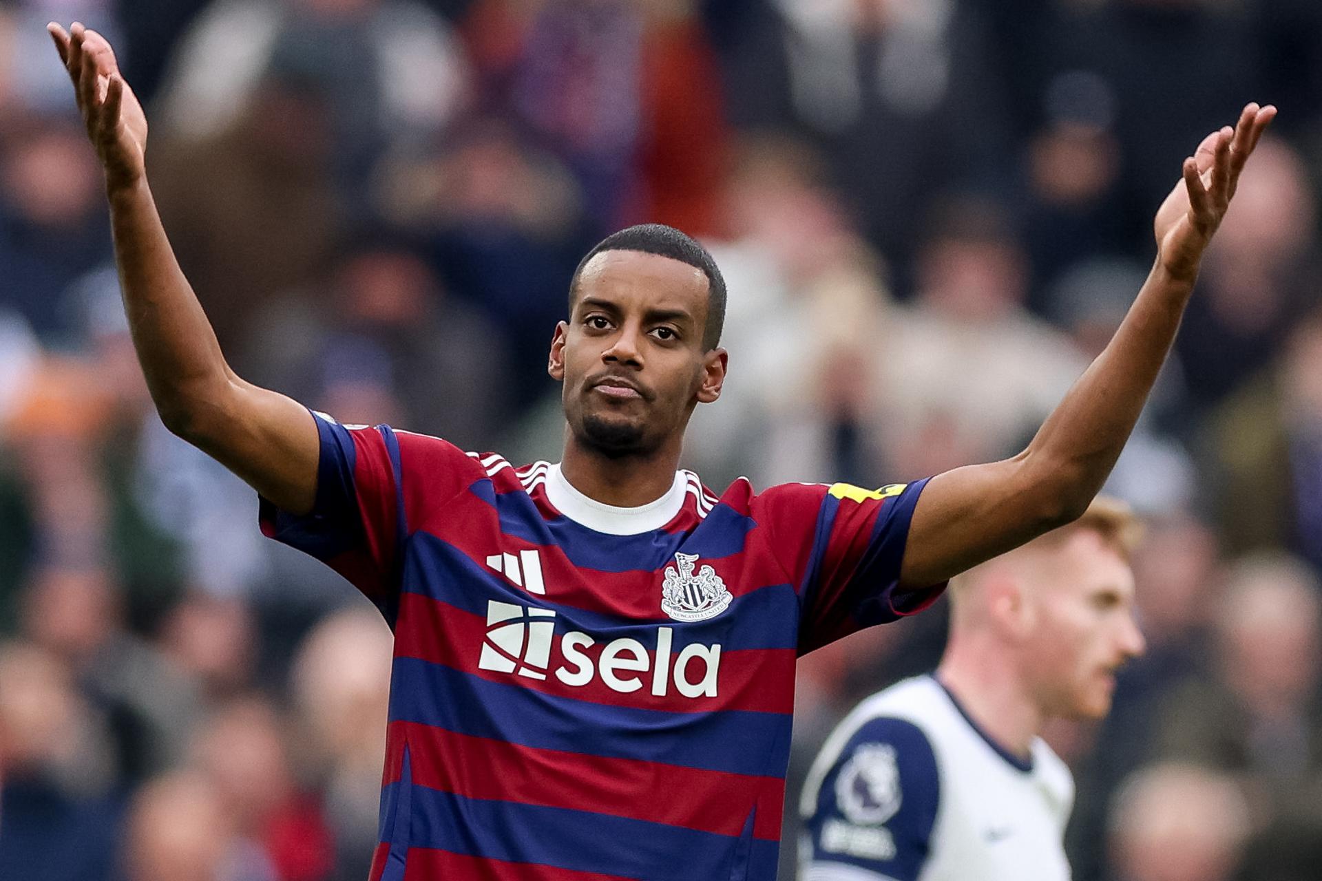 Isak celebra con el Newcastle