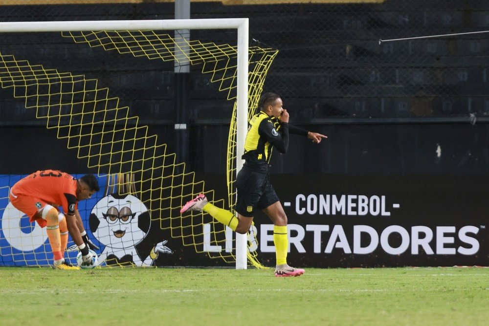 Peñarol le corta las alas a San Antonio Bulo Bulo. EFE