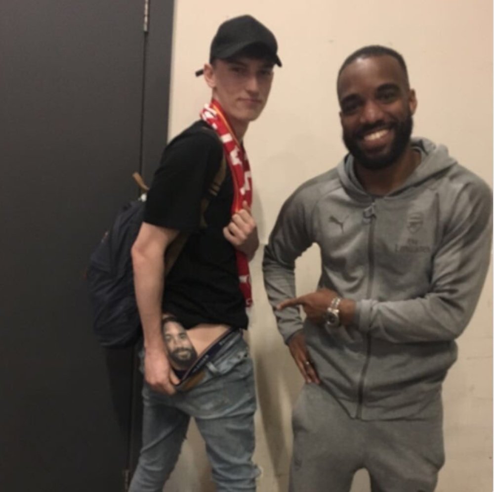 The fan took his devotion to a new level. Captura/Lacazette