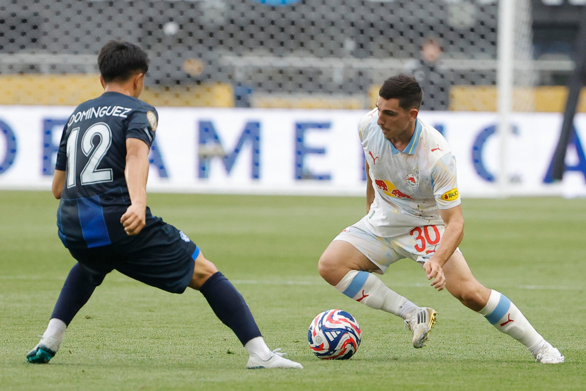 Os comandados pelo Thomas Letsch dominaram a partida, que foi interrompida por uma hora e meia devido a uma tempestade elétrica. Oscar Gloukh abriu o placar para o Salzburg, enquanto Bryan González empatou após o intervalo. A um quarto de hora do fim, Karim Onisiwo decretou a vitória dos austríacos.