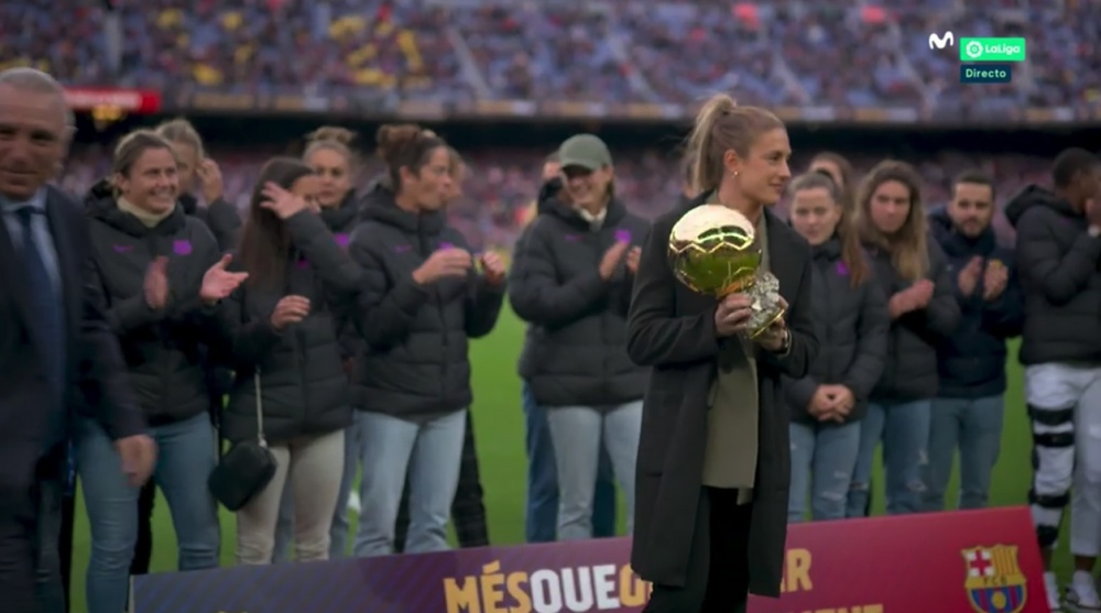Alexia Putellas presentó el Balón de Oro al Camp Nou. Captura/MovistarLaLiga