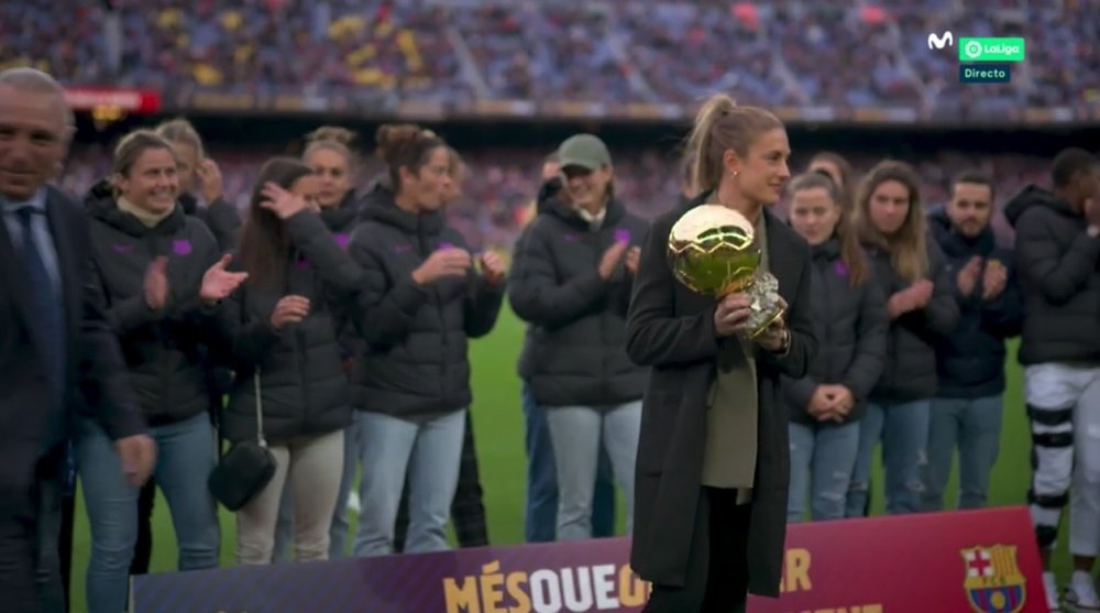 Alexia Putellas presentó el Balón de Oro al Camp Nou. Captura/MovistarLaLiga