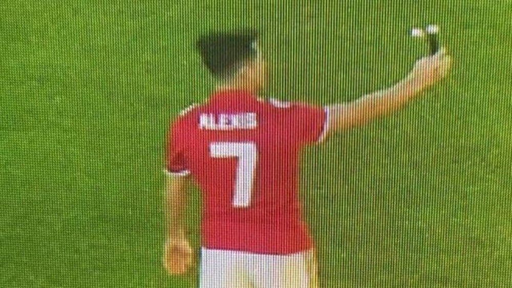 Alexis Sánchez posa en Old Trafford con el '7'. Twitter
