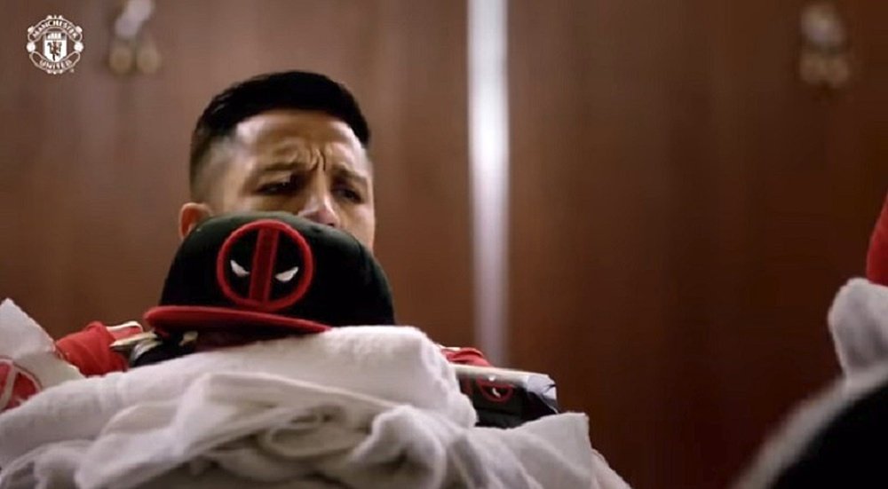 Alexis participó en el vídeo de Deadpool. Captura/ManchesterUnited