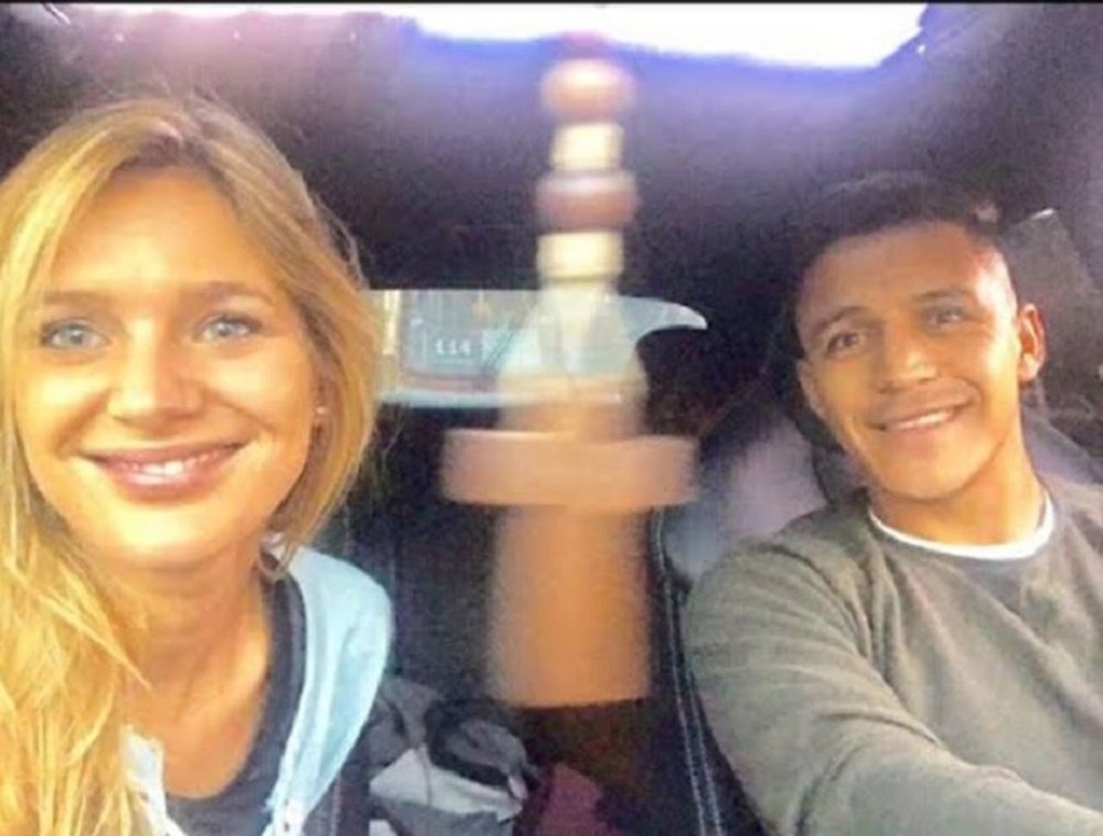 Alexis Sánchez dejó constancia de que le tomó la fotografía a Mayte Rodríguez. Instagram