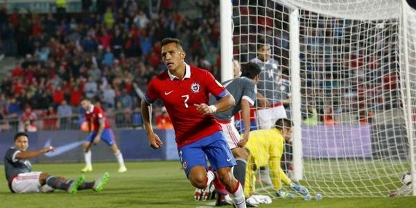 Alexis Sánchez celebrando su gol ante Paraguay. Twitter.