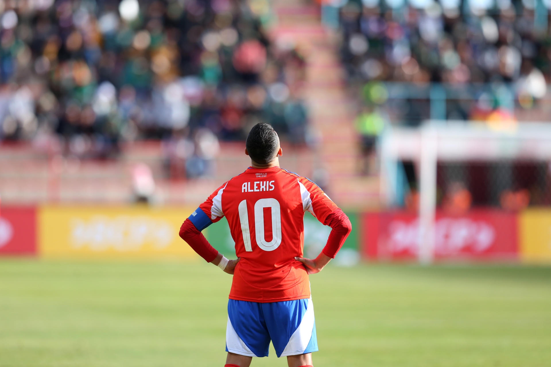 La Selección Chilena quedó eliminada de toda opción por disputar el Mundial 2026 tras perder por 2-0 en El Alto ante Bolivia. Un gol de Miguelito y otro de Enzo Becerra fueron suficientes para acabar con la 'Roja', que verá por tercera vez seguida un campeonato del mundo por televisión.