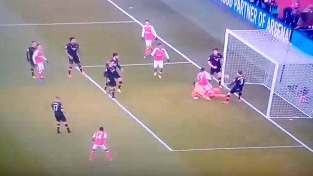 Alexis marcó el 1-0 ayudándose con la mano. Youtube