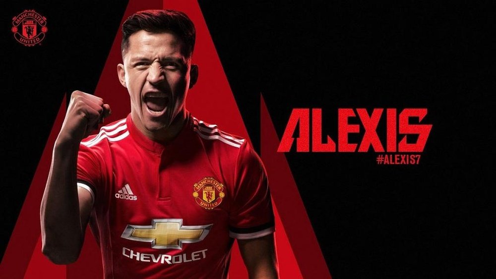 Alexis chega a Manchester para vestir a camisa dos 'red devils'. Twitter/ManUtd