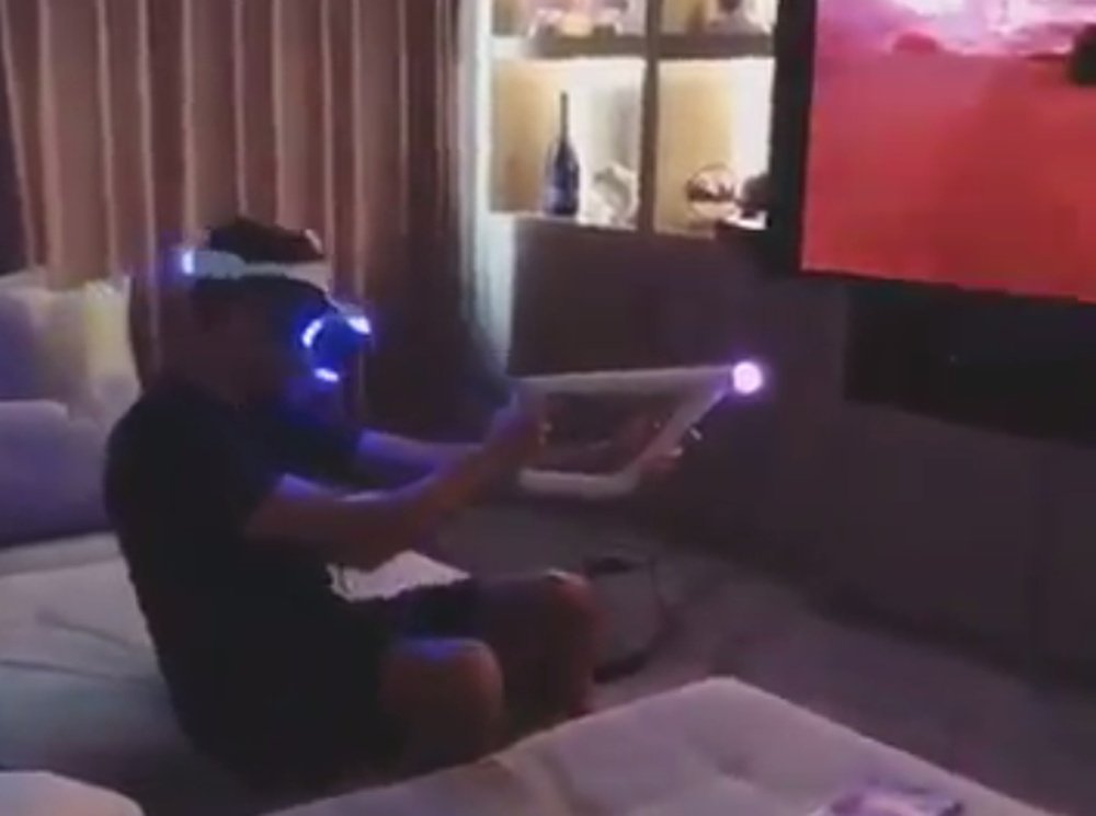Alexis Sánchez probó la realidad virtual. Captura/Twitter