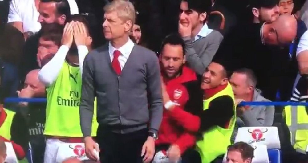Alexis Sánchez, muito divertido no banco do Arsenal. Twitter/Sky