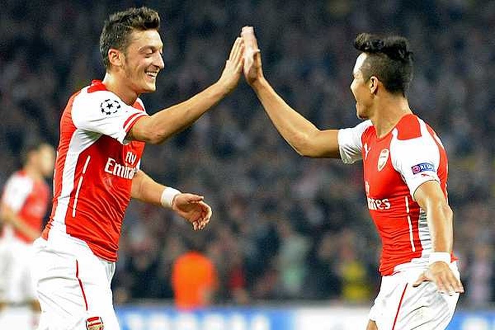 Alexis y Özil celebran un tanto. Twitter