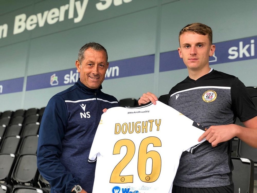Doughty jugará en el Bromley hasta junio de 2020. Twitter/BromleyFC