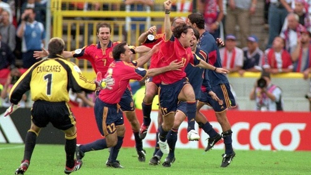 Alfonso celebra la victoria de España ante Yugoslavia en la Euro 2000. UEFA