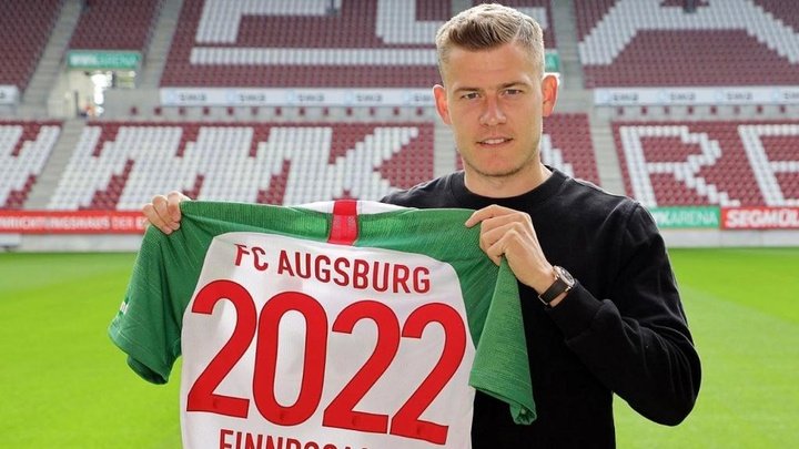 Finnbogason renueva hasta 2022 con el Augsburgo