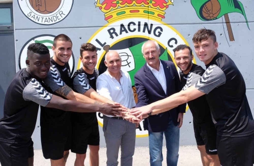 Algunos de los jugadores del Racing de Santander junto a su presidente. RealRacingClub