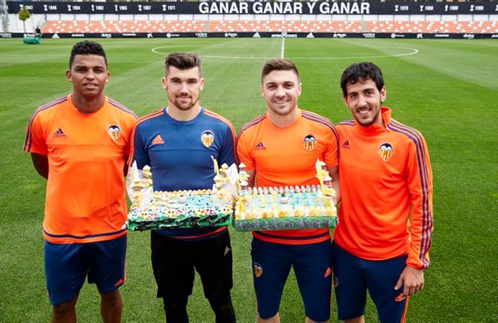 Algunos jugadores del Valencia celebraron su cumpleaños en el entrenamiento. ValenciaCF