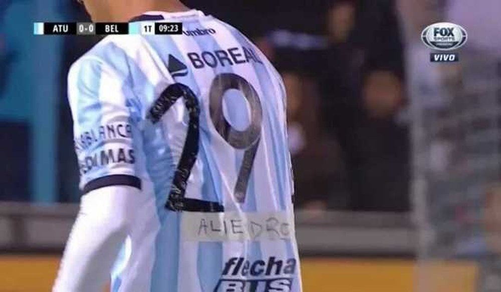 Aliendro, de Tucumán, salió al césped con una camiseta remendada con cinta. Captura/FoxSports
