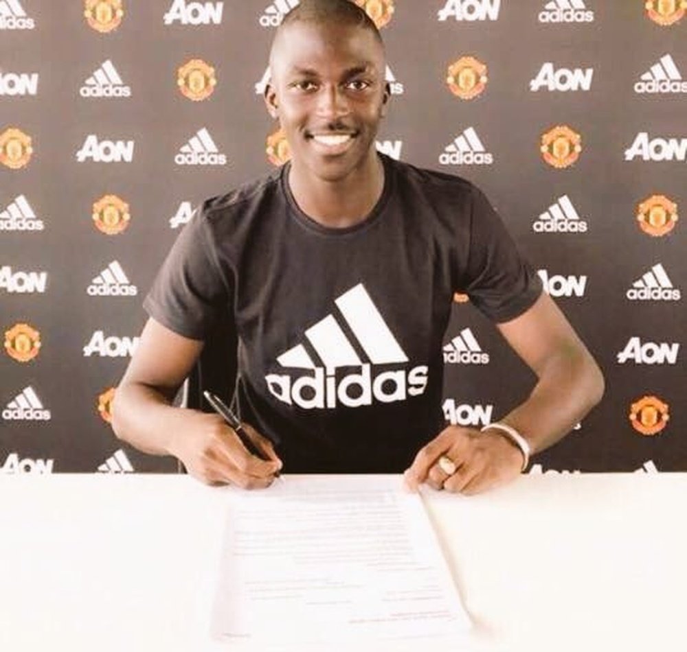 Aliou Badara Traoré, nouveau joueur du Manchester United, signe son contrat. Twitter