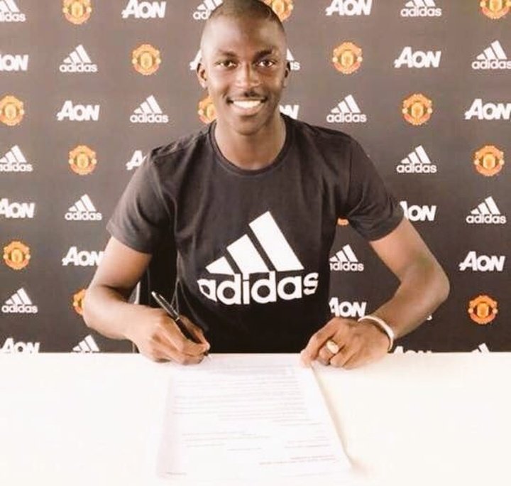 Manchester United complete the signing of former PSG youngster