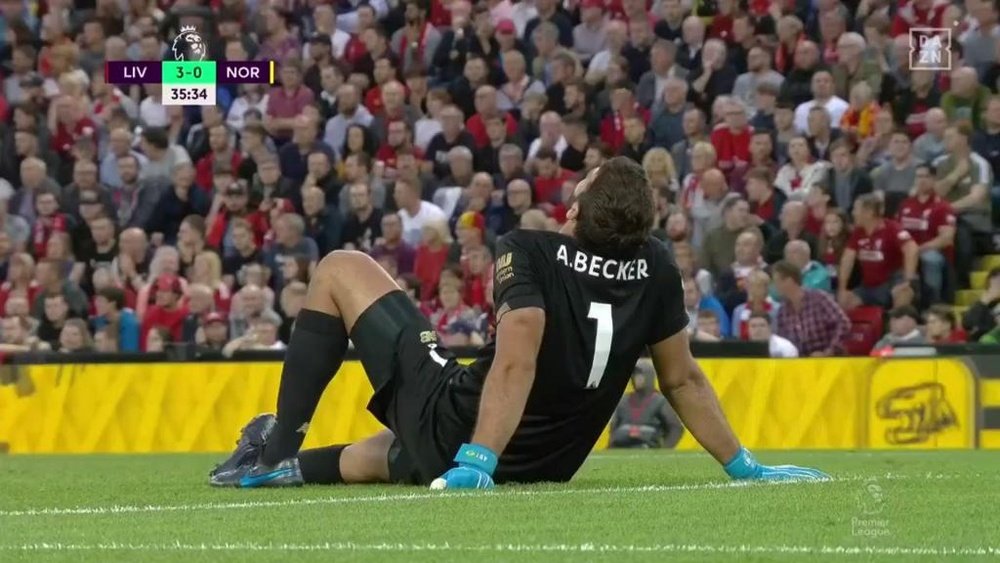 Alisson hizo saltar las alarmas. Captura/DAZN