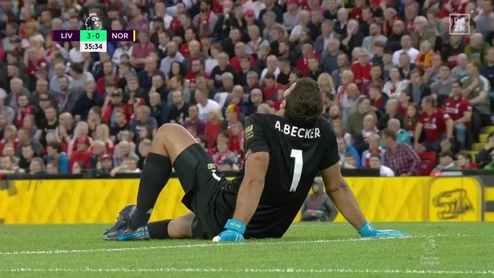 Alisson sort sur blessure avant la pause contre Norwich. Capture/DAZN