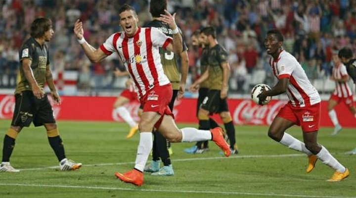 Un Almería con 10 gana al Elche en los penaltis