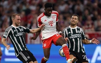 Nedal Huoseh, el agente de Alphonso Davies, ha concedido una dura entrevista al diario 'Bild' en la que se queja abiertamente de que el Bayern de Múnich le haya planteado un ultimátum sobre la renovación de su cliente cuando es él quien lleva intentando negociar durante alrededor de siete meses. El Real Madrid, su principal pretendiente, se ve reforzado por la ruptura de relaciones entre el representante y la estructura bávara, que recibió furibundas críticas del intermediario.