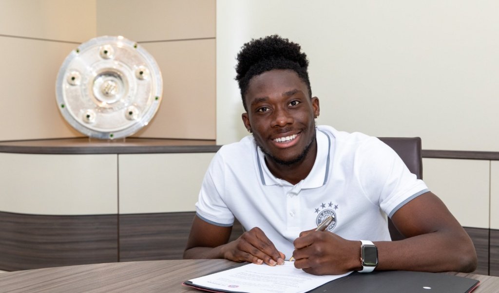 Alphonso Davies, de 19 anos, prolongou o vínculo com o Bayern de Munique. Twitter/FCBayernES