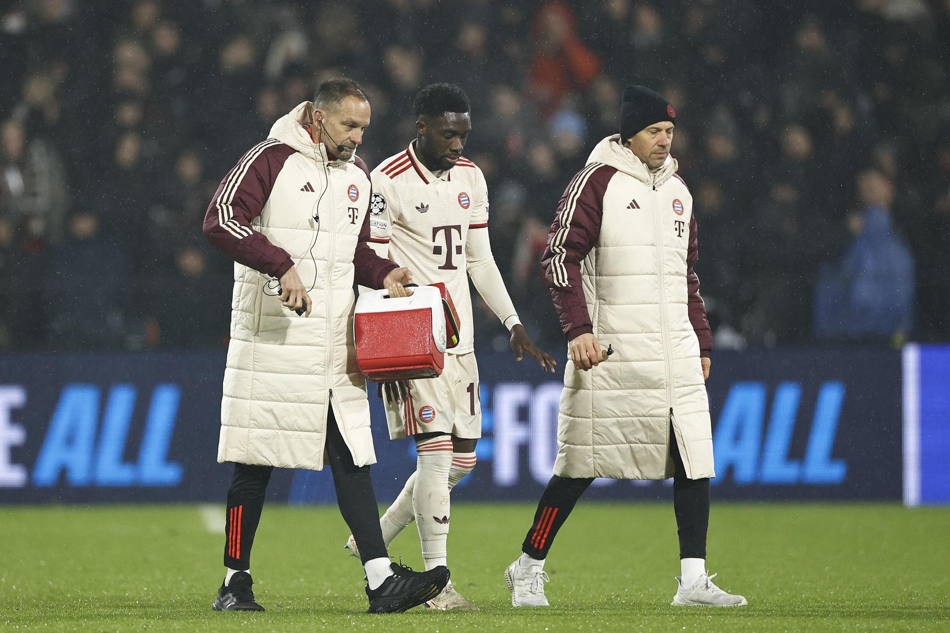 Davies se lesionó en el partido ante el Feyenoord. EFE