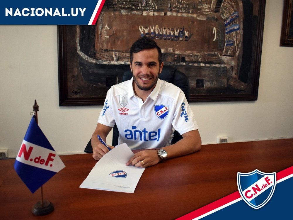 Álvaro 'Tata' Gonzalez firmó su contrato como jugador de Nacional. Nacional