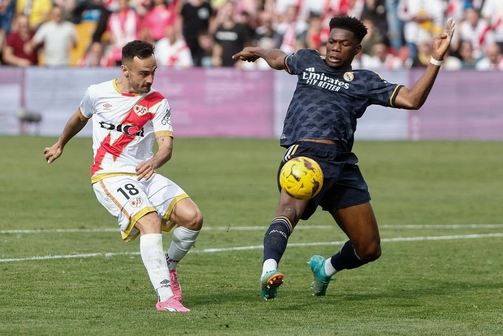 Álvaro García (L) y Aurélien Tchouaméni (R) disputan un balón en el Rayo Vallecano-Real Madrid de Primera División 2023-24. EFE/Sergio Pérez