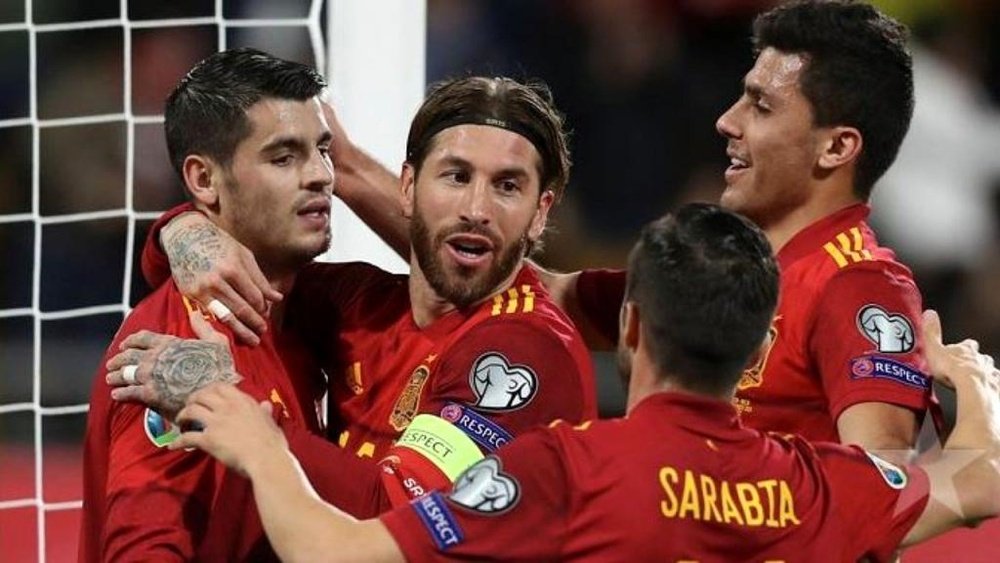 Espanha e Romênia, onzes iniciais confirmados. Twitter/SeFutbol