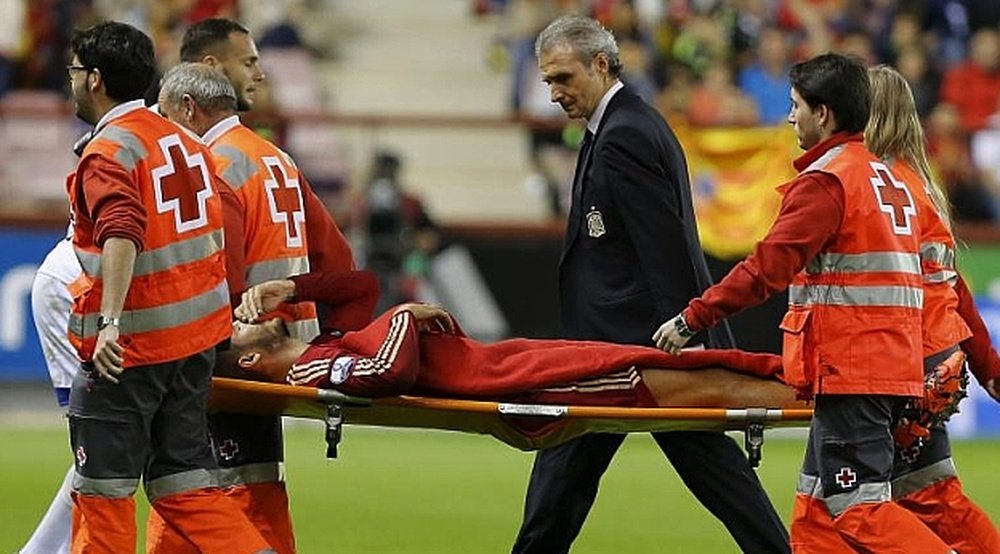 Álvaro Morata es retirado en camilla con visibles gestos de dolor, en el España-Luxemburgo. Twitter