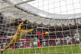 Álvaro Morata marcó de cabeza en el Atlético de Madrid-Real Betis de Primera División 2023-24. EFE