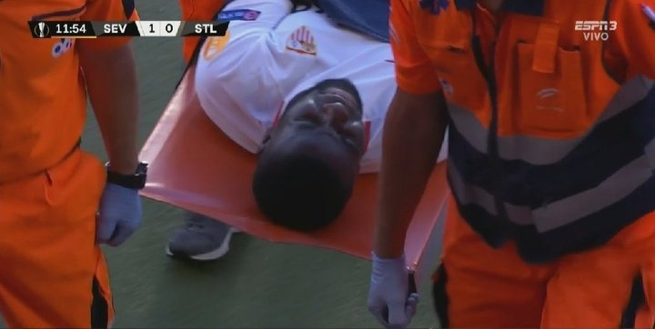 Amadou, en camilla tras una lesión en el codo