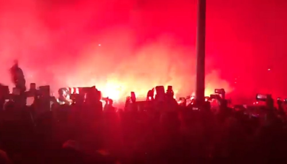 Les supporters de l'Atlético mettent le feu lors de l'arrivée des joueurs. Capture/Carrusel