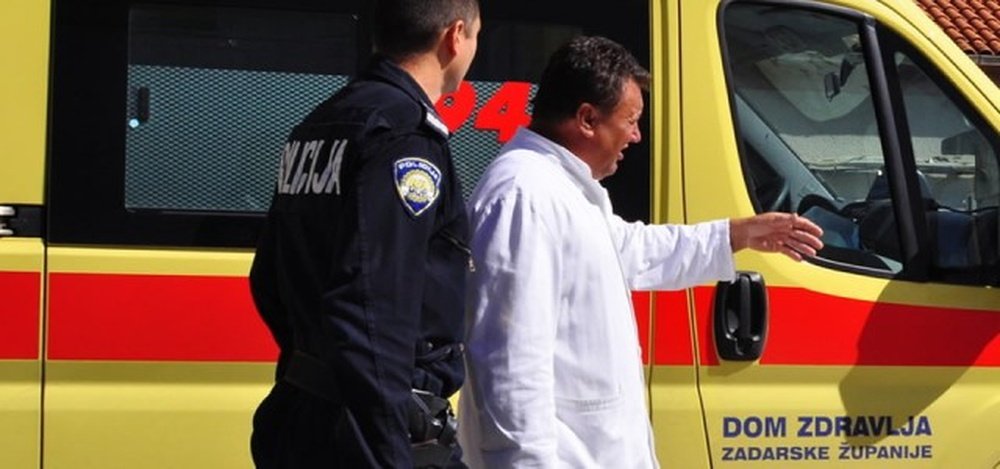 El colegiado tuvo que abandonar el campo en ambulancia. PrimoracBiograd