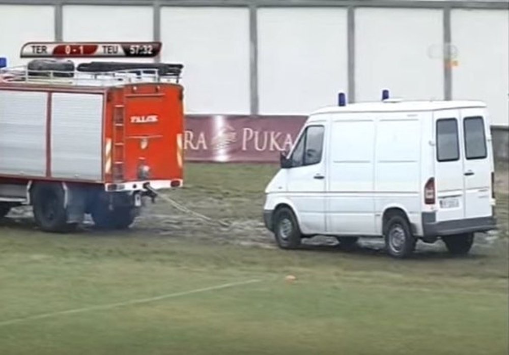 La ambulancia tuvo que ser remolcada por los bomberos hasta el jugador herido. Twitter