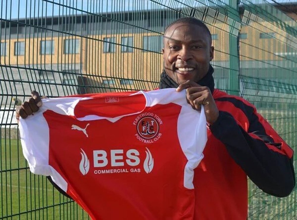 Ameobi posa con la camiseta de su nuevo equipo, el Fleetwood Town. Twitter