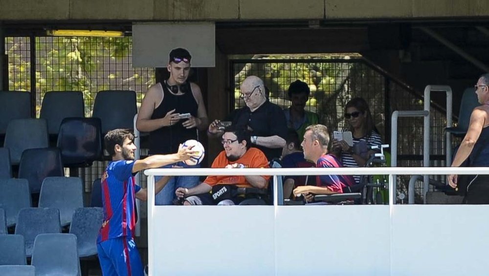 André Gomes, regalando un balón a unos aficionados discapacitados. Twitter