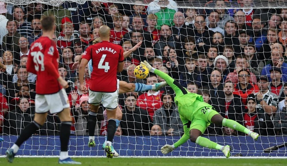 Onana se salió contra el City. EFE