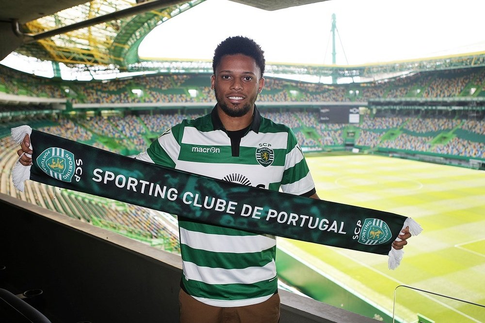 André posa con la camiseta del Sporting de Lisboa. SportingCP