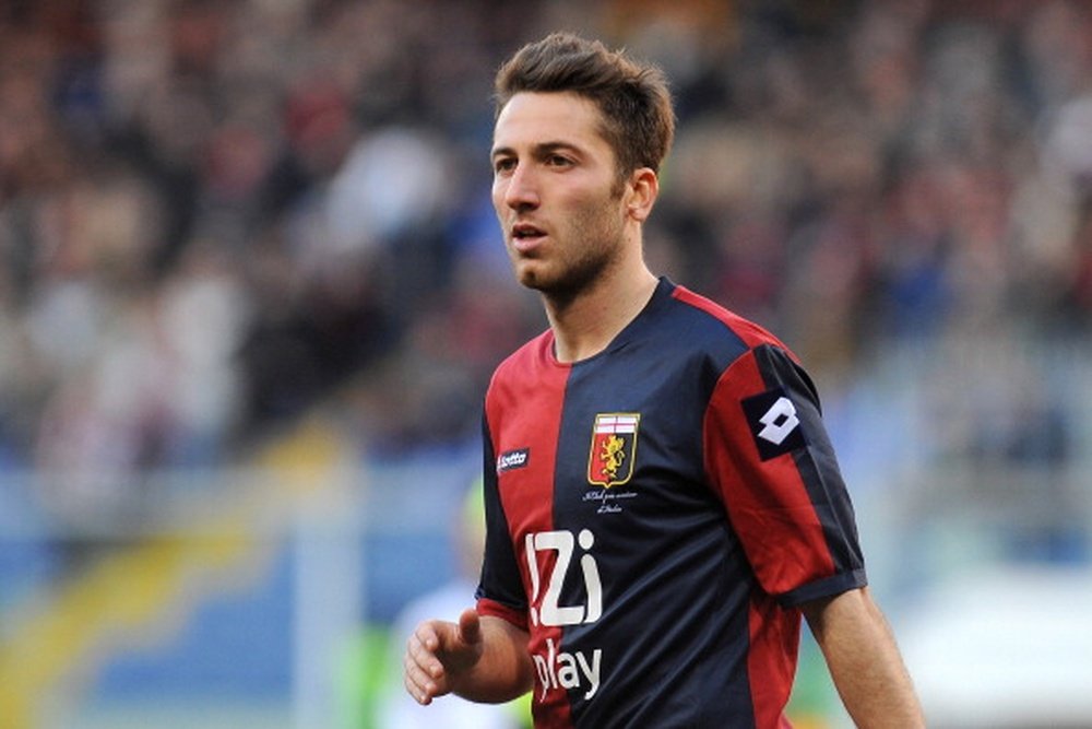 Andrea Bertolacci, jugando con el Genoa