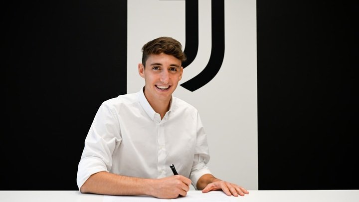 Andrea Cambiaso ha firmado hasta 2027 con la Juve. Juventus