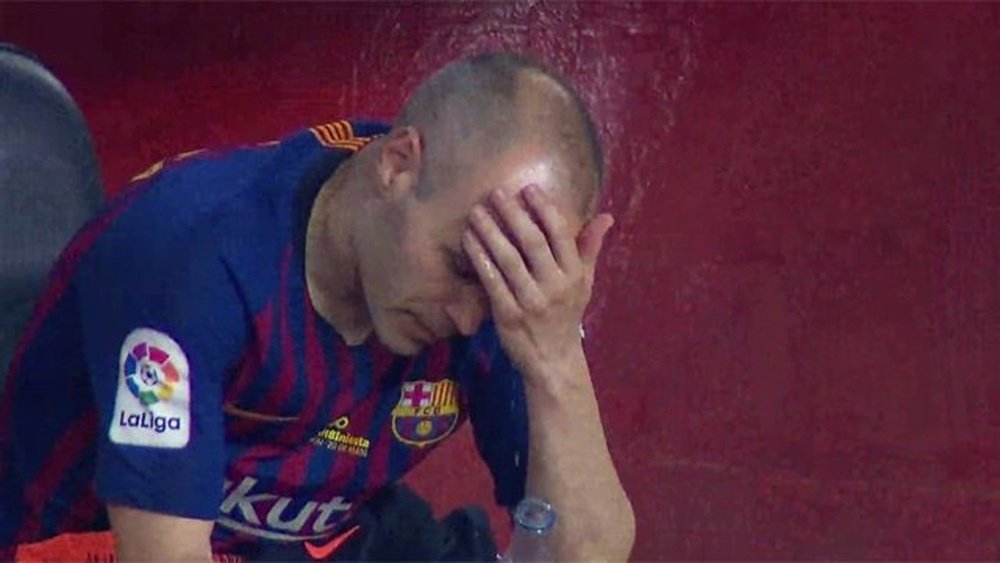 A Iniesta le costó contener las lágrimas tras ser sustituido. beINSports