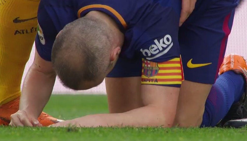 Iniesta had to be withdrawn during the victory over Atletico Madrid. Screenshot
