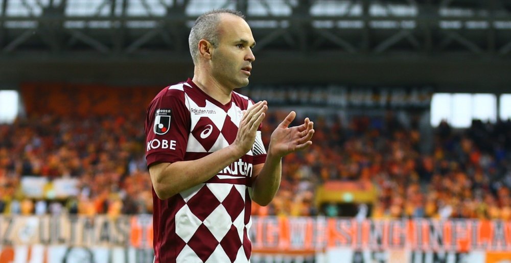 Iniesta se unió al aplauso dedicado a los sanitarios. VisselKobe